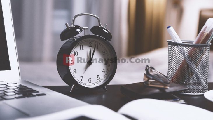 "Jam weker di meja kerja sebagai pengingat hadis tentang kesehatan dan waktu luang: manfaatkan waktu sebelum sakit dan waktu luang sebelum sibuk."